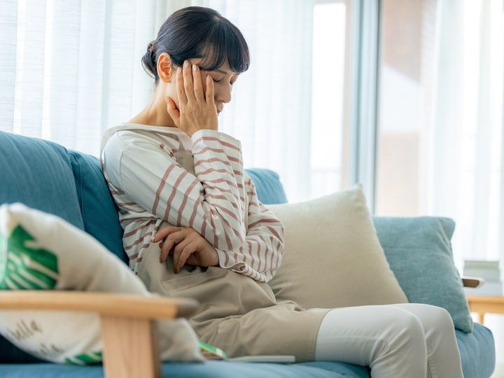 世帯の生活維持や経済的な理由から、個人の希望を優先できない複合的事情により実家暮らしを続ける人もいらっしゃいます。今回は、兵庫県宝塚市に住む42歳女性のエピソードをご紹介します。