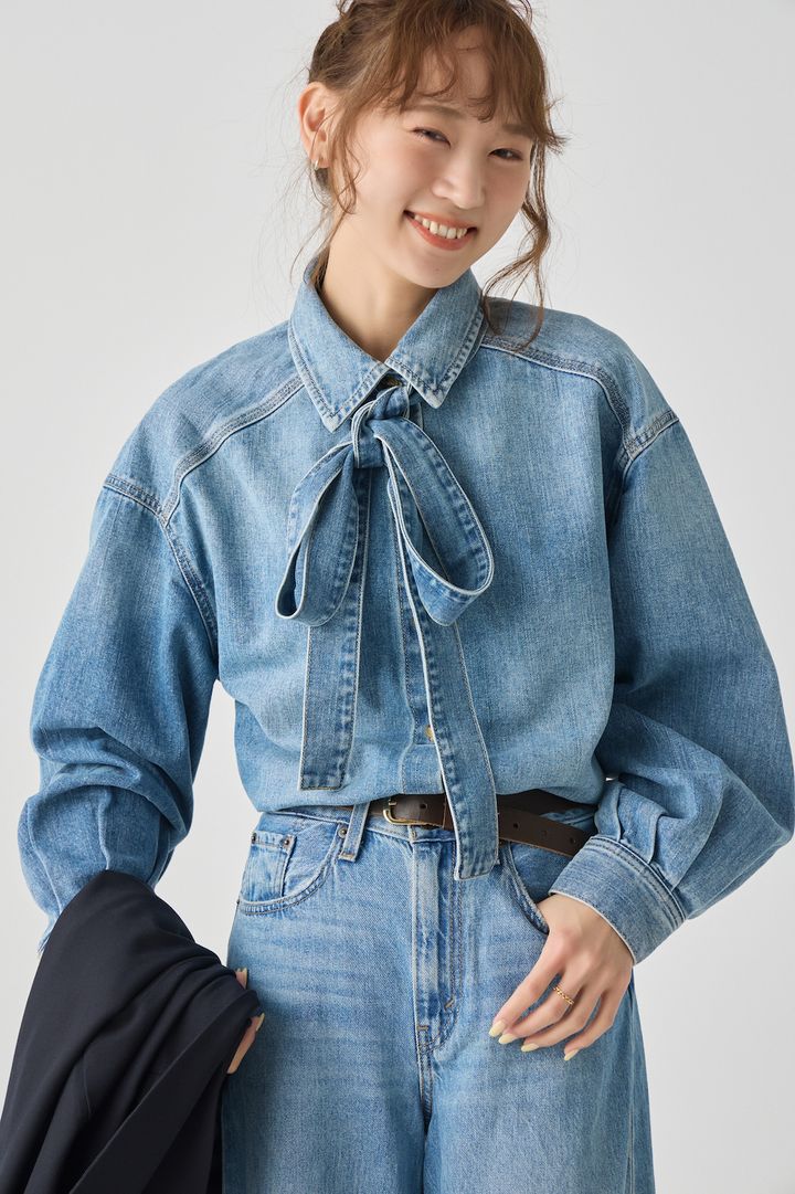 春のデニムオンデニムスタイル。ボウタイ付きデニムシャツでほんのりエレガントに【FUDGE FRIEND おしゃれさんの毎日コーディネート vol.674｜UMI】
