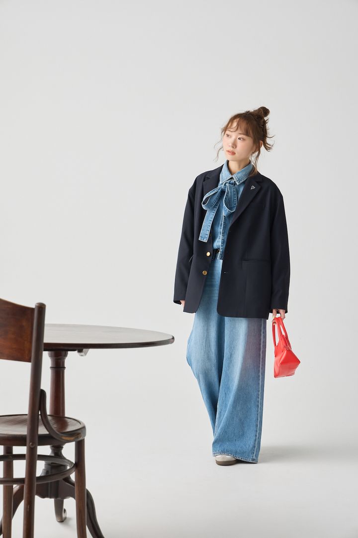 春のデニムオンデニムスタイル。ボウタイ付きデニムシャツでほんのりエレガントに【FUDGE FRIEND おしゃれさんの毎日コーディネート vol.674｜UMI】