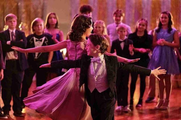 【写真を見る】トム・ヒドルストン演じるチャールズ・クランツがガールフレンドとダンスをするシーン [c]2024 DANCE ANYWAY, LLC. ALL RIGHTS RESERVED.