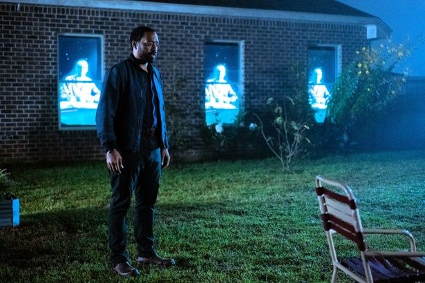 ウェテル・イジョフォー演じるマーティは、なぜ暗闇のなかで立ち尽くしているのか？ [c]2024 DANCE ANYWAY, LLC. ALL RIGHTS RESERVED.