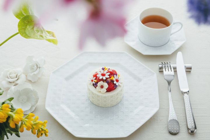 日本食材好きのアンヌさんらしい、米、日本酒、いちごを繊細に調合した「ル カナージュ シュクレ」5000円。トップに咲く小さな白花の一種はオレンジブロッサムとフラワーハニーのパンナコッタ。こんなふうに細かなパーツまで繊細な香りを宿している。ディオール バンブー パビリオン限定、イートインのみ。
