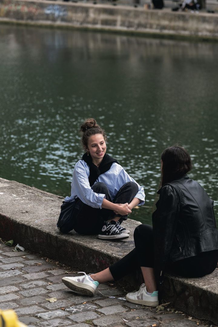 爽やかで素敵！ブルーのストライプシャツを際立たせたブラックコーデ