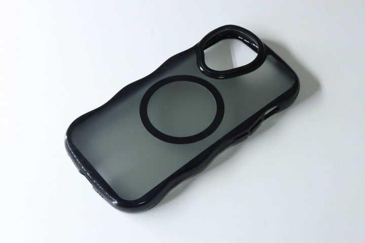 ダイソーのIP16e/15/14/13用ケース ウェーブ クリアのビジュアル