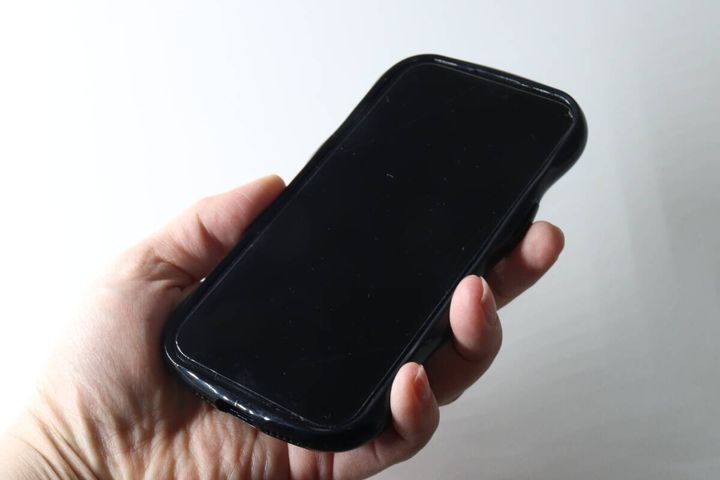 ダイソーのIP16e/15/14/13用ケース ウェーブ クリアを持つ