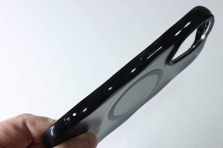 ダイソーのIP16e/15/14/13用ケース ウェーブ クリアのサイド