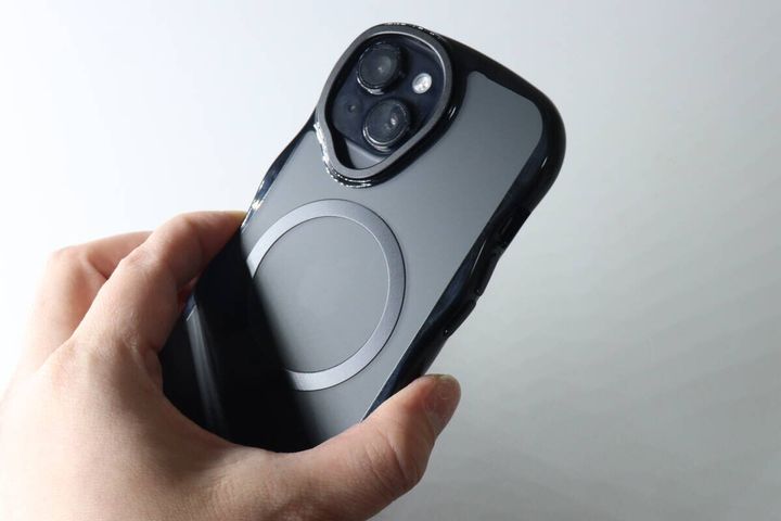 ダイソーのIP16e/15/14/13用ケース ウェーブ クリアの表面