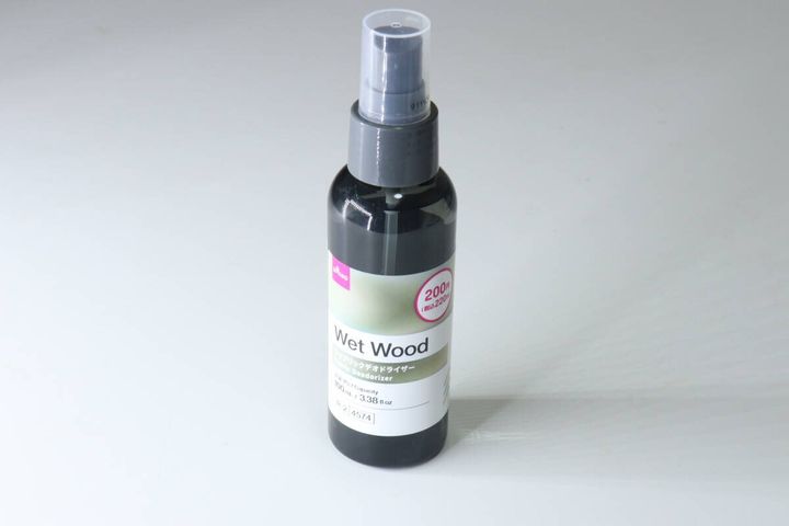 ダイソーのファブリックデオドライザー（WET WOOD)のパッケージ