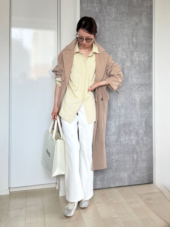 GU バギーフレアジーンズ オフホワイト イエローシャツトレンチコートコーデ