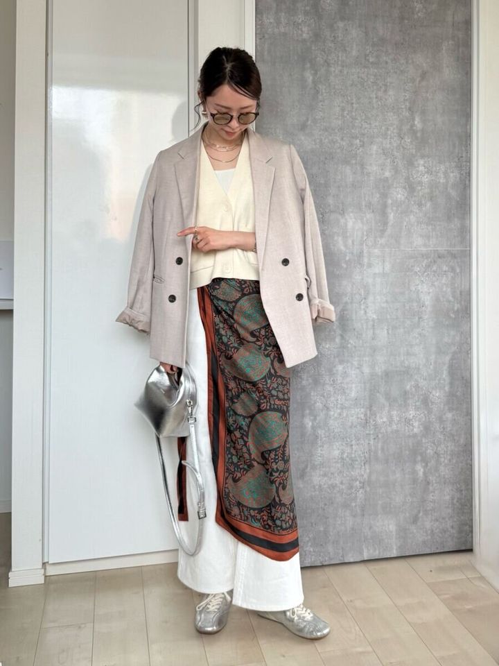 GU バギーフレアジーンズ オフホワイト ベージュジャケット腰巻きスカーフコーデ