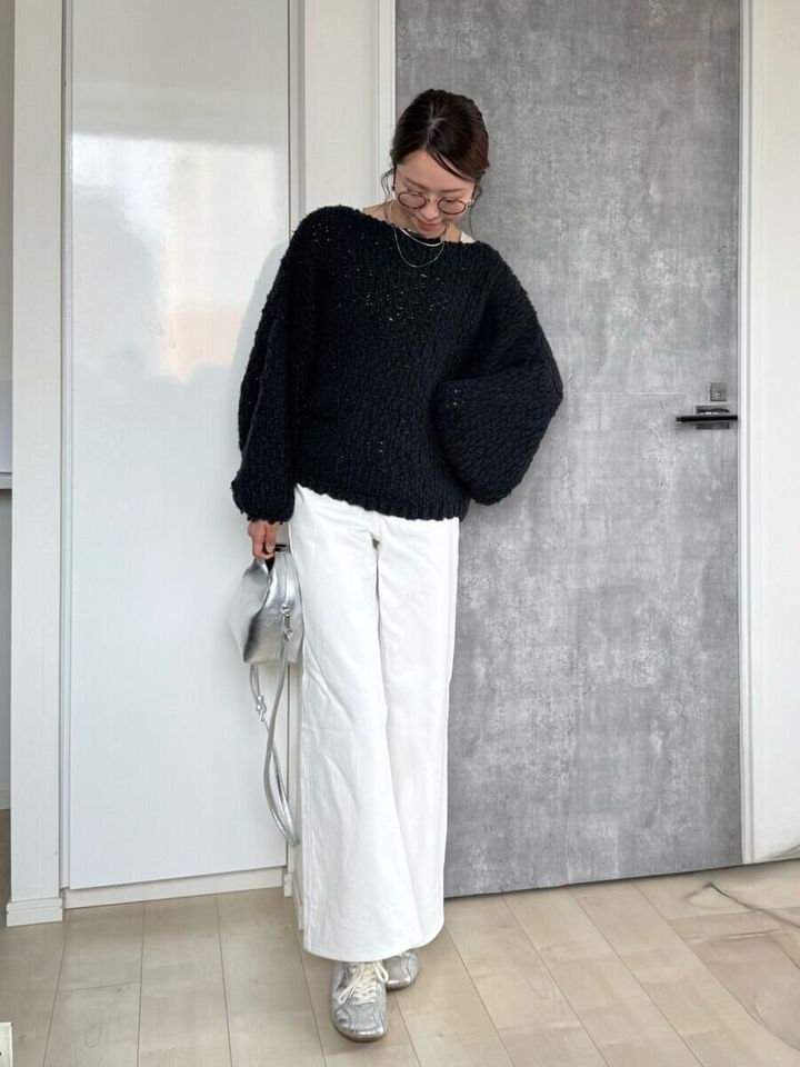 GU バギーフレアジーンズ オフホワイト ブラックニットコーデ