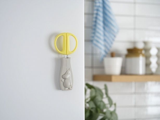 ケースにはマグネットが付いていて冷蔵庫などに貼って収納できる