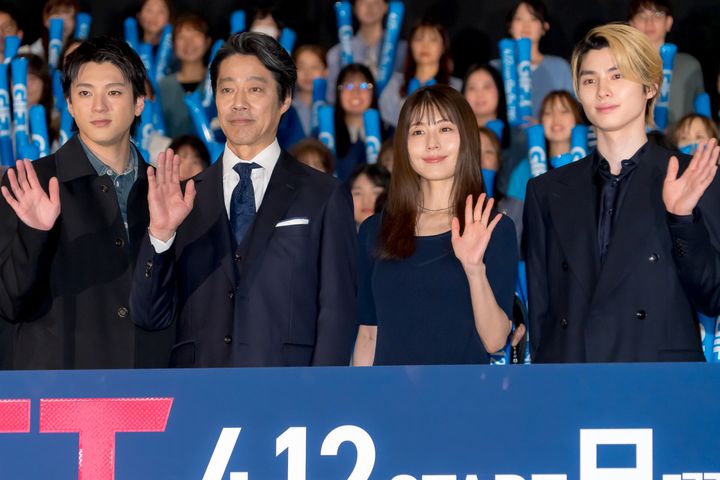 日曜劇場『ＧＩＦＴ』スペシャル舞台挨拶に登壇した（左から）山田裕貴、堤真一、有村架純、本田響矢 クランクイン！ width=