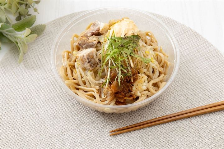新商品「中華蕎麦とみ田監修 冷し豚まぜ麺」のイメージ
