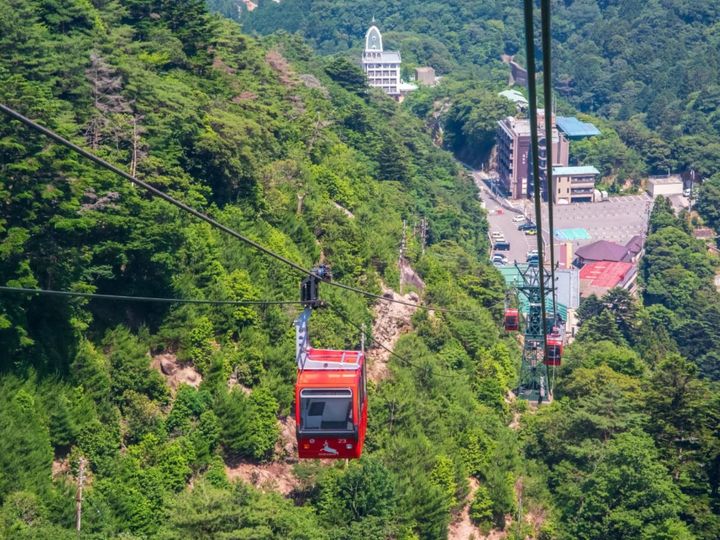 三重県菰野町の御在所岳東麓に位置する「湯の山温泉」は1300年以上の歴史を誇る古湯です。鹿が傷を癒したという「鹿の湯」伝説や、「恋結び折鶴伝説」が息づく情緒豊かな温泉地。美人の湯と評判の温泉に浸かり、四季折々の山岳景観とともに心身を癒せます。
