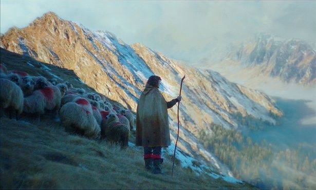 羊飼いをしながら暮らしているユーリの母ダーシャ(エミリー・ワトソン) (C)2024 KURKAMART LLC AND IPR.VC FUND II KY. ALL RIGHTS RESERVED.