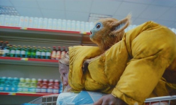 オチを背負ってスーパーから逃げようとする少女ユーリ(ヘレナ・ツェンゲル) (C)2024 KURKAMART LLC AND IPR.VC FUND II KY. ALL RIGHTS RESERVED.