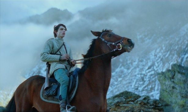 血のつながらない妹ユーリを心配して追いかけるペトロ(フィン・ウォルフハード) (C)2024 KURKAMART LLC AND IPR.VC FUND II KY. ALL RIGHTS RESERVED.