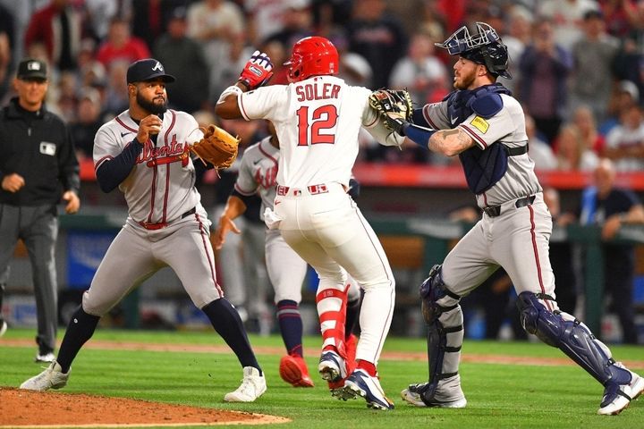 ブレーブスのロペス（左）とエンゼルスのソレア（C）Getty Images