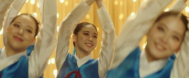 【写真を見る】愛くるしいイ・レがどんなに辛い状況でも笑顔を絶やさないイニョン役を好演 [c] 2023 TWOMEN FILM ALL RIGHTS RESERVED.