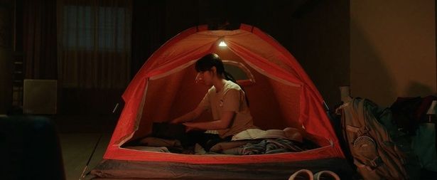 『大丈夫、大丈夫、大丈夫！』で家賃が払えなくなり、家から追い出される主人公イニョン役にイ・レ [c] 2023 TWOMEN FILM ALL RIGHTS RESERVED