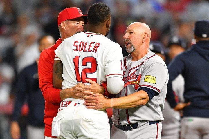 エンゼルスのソレア（左）とブレーブスのワイス監督（C）Getty Images