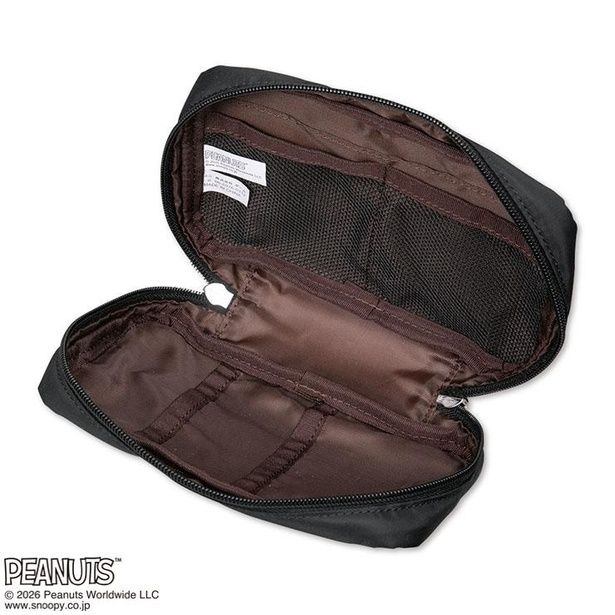 内側にはポケットが5個。コスメや文房具、ガジェット類の小分け収納に重宝するマルチポーチ仕様