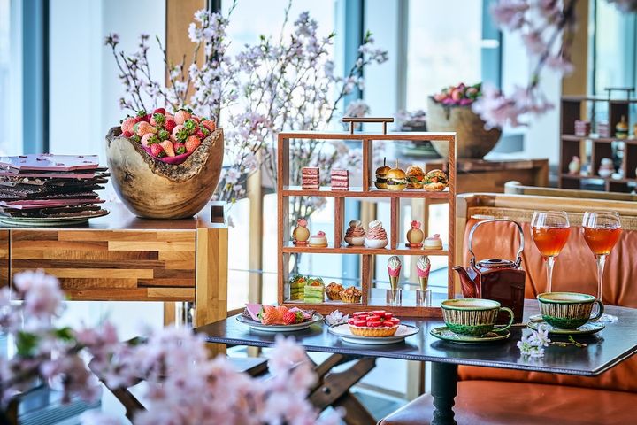ザ タヴァン グリル＆ラウンジ「桜ストロベリーアフタヌーンティー」