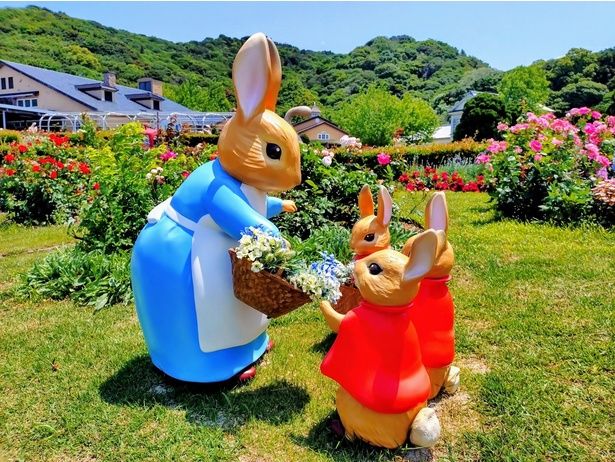 花籠を抱えたピーターのおかあさんと、フロプシー、モプシー、カトンテールの三姉妹