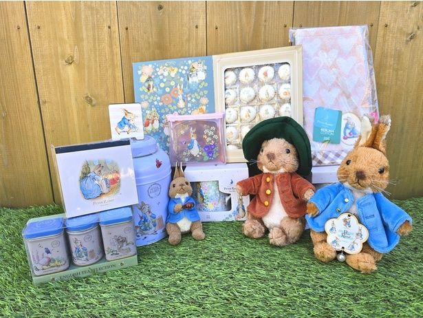 入園ゲート売店で販売されているピーターラビットグッズの数々