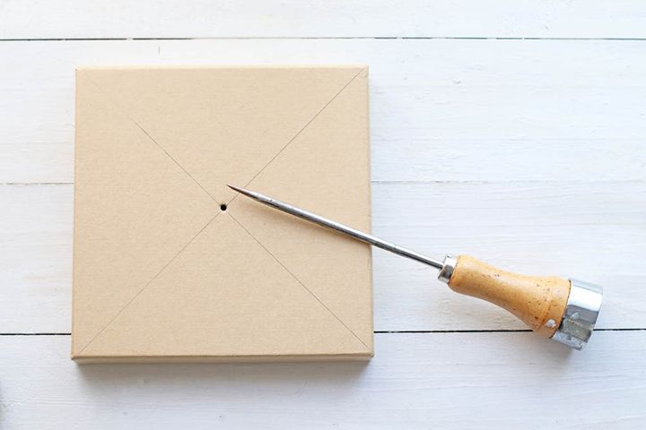 中心に穴をあける