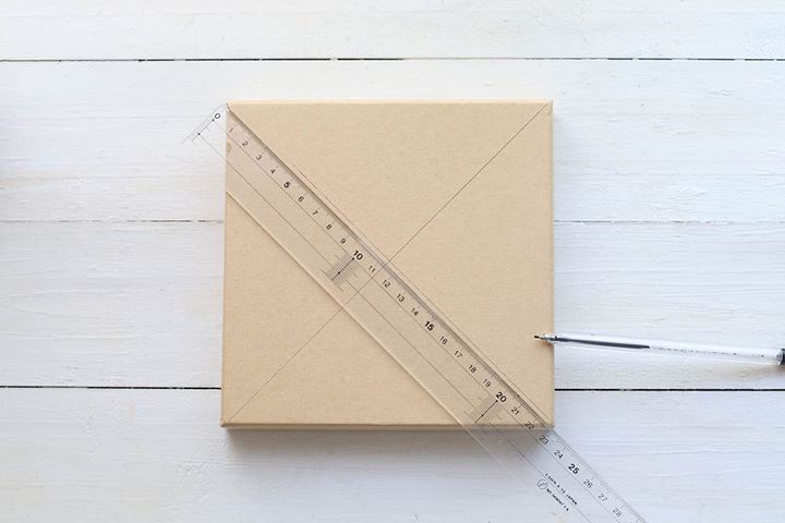 クラフトボックスに対角線を引く