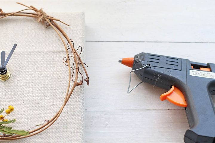 グルーでミモザを固定