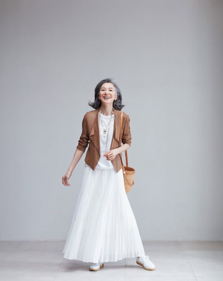 ノースリーブトップス¥29,700、スカート¥99,000／ともにヴィンス（コロネット）、レザージャケット ¥94,600 ／ロゥタス（ロゥタスカスタマーサービス）、 スニーカー¥28,600／レキップ、バッグ¥398,000／エディット ＆ コー、ロングネックレス¥40,600、パールネックレス¥31,900、イヤリング¥17,600／すべてラ・キアーヴェ（ドレスアンレーヴ）