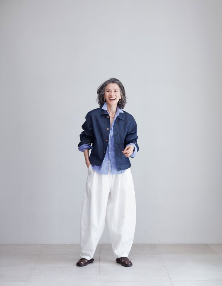 パンツ¥82,500／イントゥーカ（パラマート デザイン）、デニムジャケット¥35,200／クロ（サードマガジン）、シャツ¥47,300／フランク＆アイリーン（リトルリーグ インク）、サンダル¥80,300／トリッペン（トリッペン原宿店）、ネックレス¥39,600、イヤリング¥24,200／ともに1DKジュエリーワークス、ブレスレット¥25,300／ラ・キアーヴェ（すべてドレスアンレーヴ）