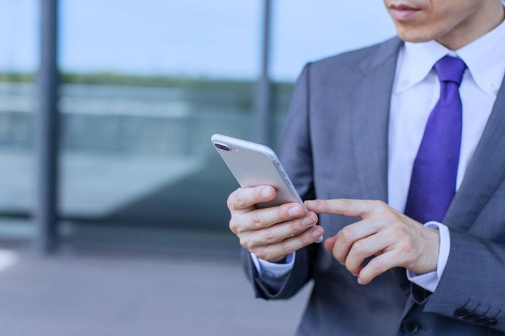 スマホ操作する人