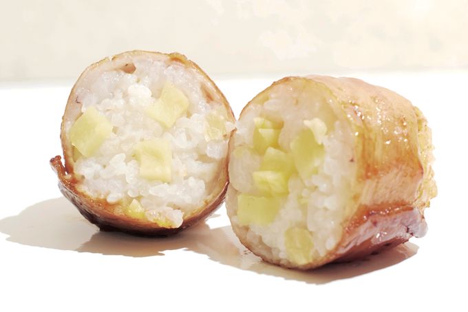 【おにぎりレシピ】お弁当にも朝ごはんにも！ 満足の食べ応え「たくあんの肉巻きおにぎり」の画像1