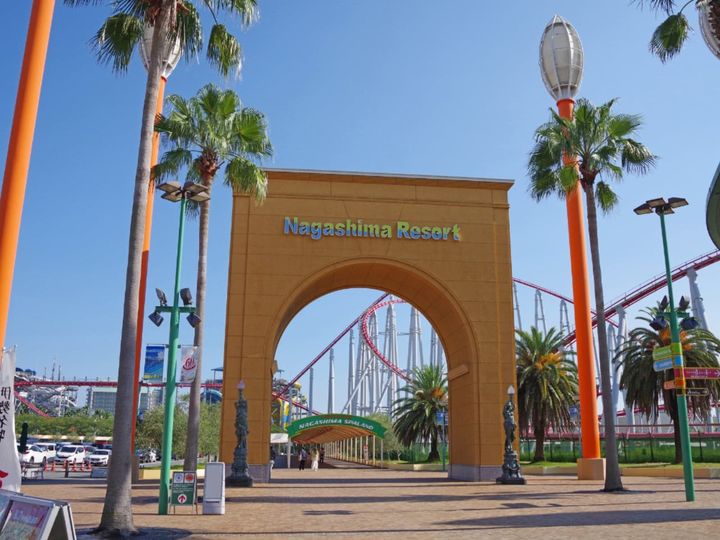 長島温泉は、三重県桑名市のナガシマリゾート内にある温泉地です。三重県内最大の湧出量を誇り、アルカリ性単純温泉の柔らかな湯が特徴。遊園地や国内最大級のアウトレットなどが隣接し、レジャーと温泉を同時に楽しめるリゾート地として人気を集めています。