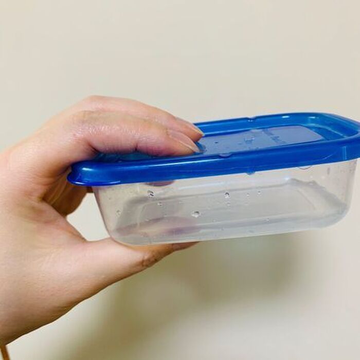 なかなか取れないタッパーのニオイを一発消臭！家庭にあるモノで簡単にできますよ♪