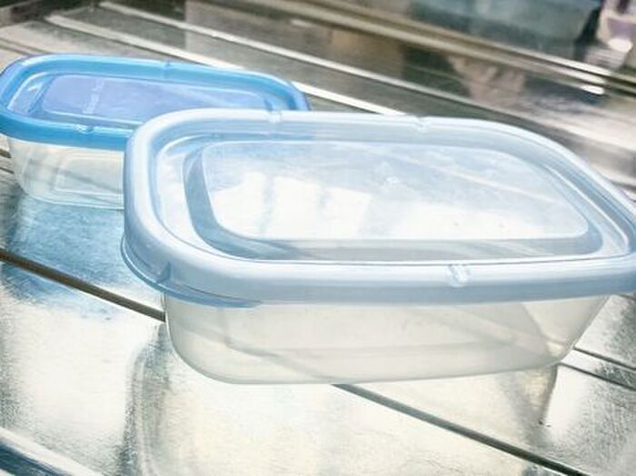 なかなか取れないタッパーのニオイを一発消臭！家庭にあるモノで簡単にできますよ♪