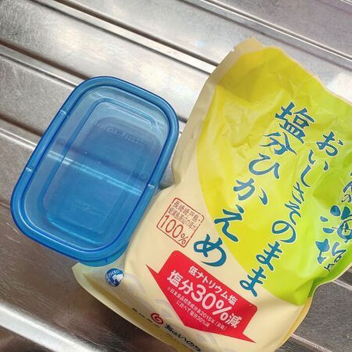 なかなか取れないタッパーのニオイを一発消臭！家庭にあるモノで簡単にできますよ♪