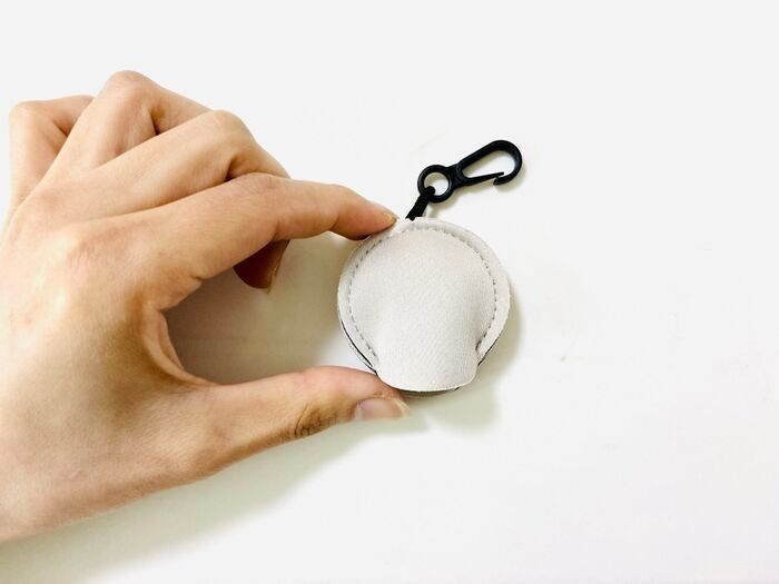 【セリア】“ナゾのキーホルダー”の中身を引っ張り出すと「まさかの便利グッズが登場！」これからのシーズンは特に大活躍♡