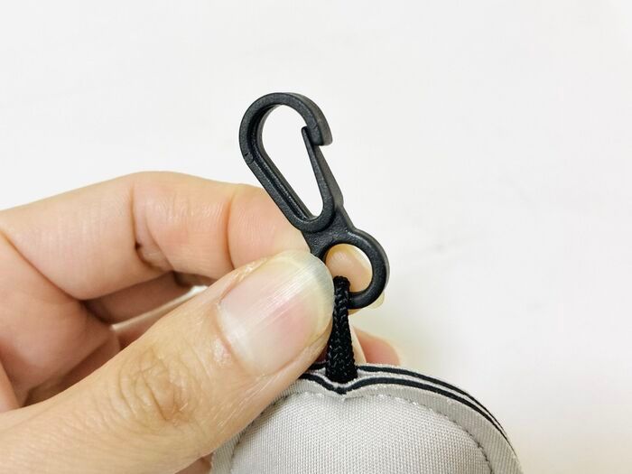 【セリア】“ナゾのキーホルダー”の中身を引っ張り出すと「まさかの便利グッズが登場！」これからのシーズンは特に大活躍♡