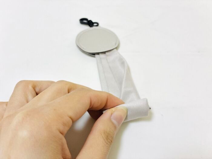 【セリア】“ナゾのキーホルダー”の中身を引っ張り出すと「まさかの便利グッズが登場！」これからのシーズンは特に大活躍♡