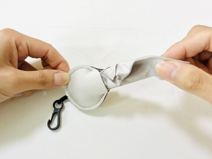 【セリア】“ナゾのキーホルダー”の中身を引っ張り出すと「まさかの便利グッズが登場！」これからのシーズンは特に大活躍♡