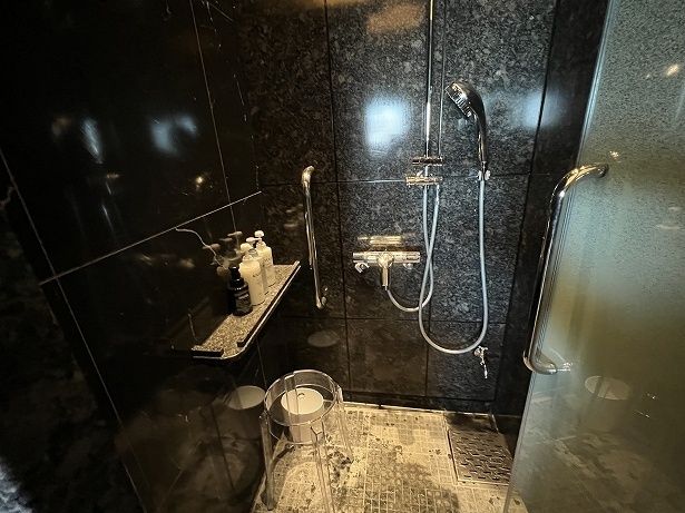 ドア付きのシャワーブースには椅子も置かれている