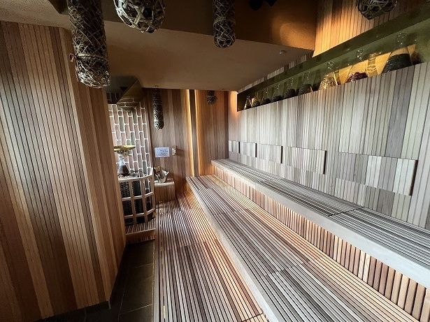 ハーブの香りと、美しい木の並びに引き込まれる