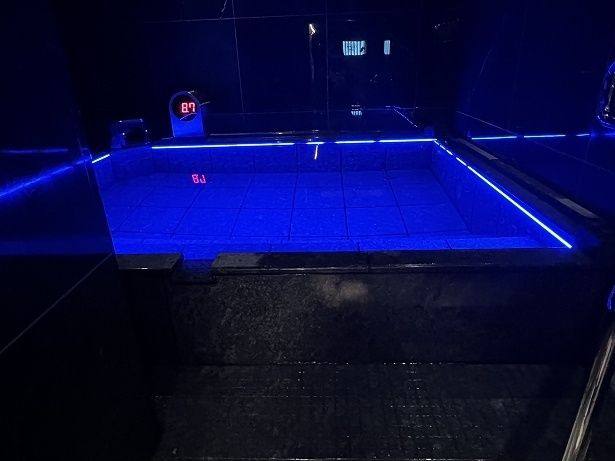 男性浴室には“シングル”の水風呂もある