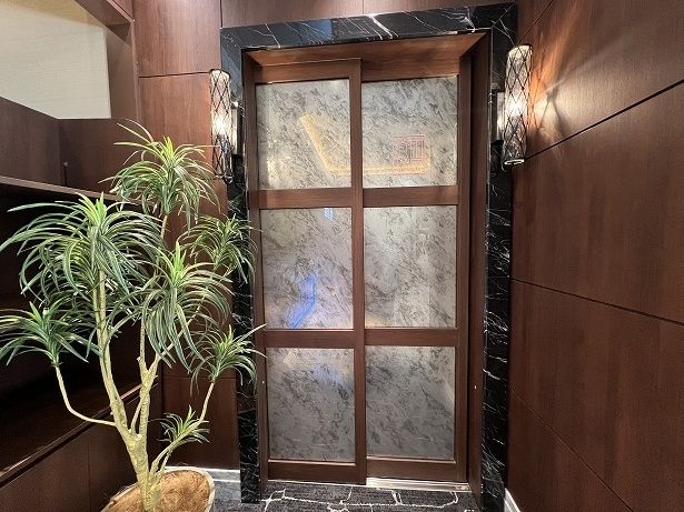 フロントのすぐ横が女性エリアへの入口になっている