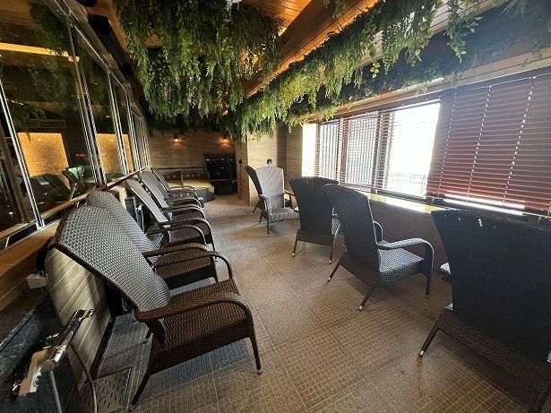 休憩スペースも広く、ととのい椅子の数も多い